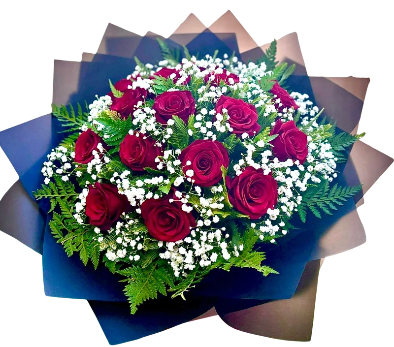 Buchón de quince rosas rojas con paniculata