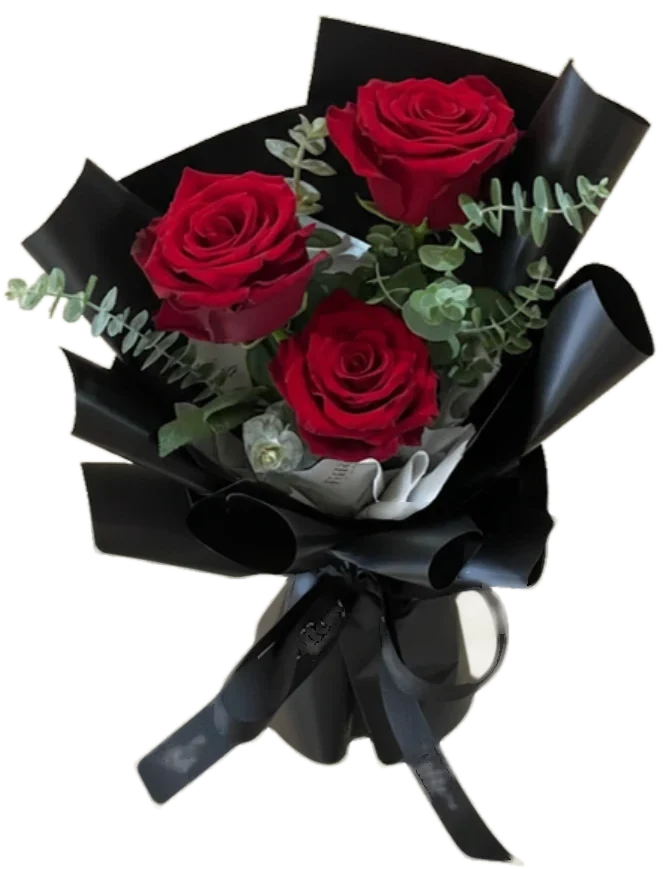 Ramo de tres rosas rojas con eucalipto en papel negro
