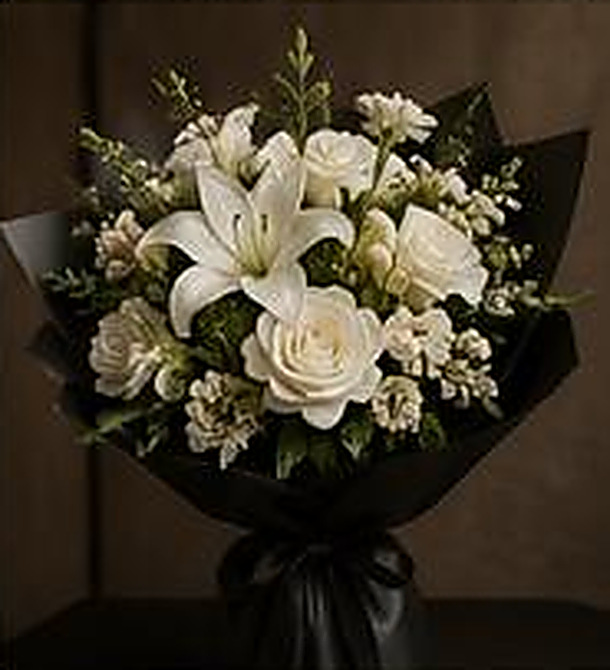 Ramo de lilium y rosas blancas con papel coreano negro